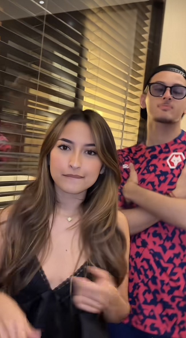 Sebelum menonton laga timnas, Jennifer Coppen dan Justin Hubner bikin video TikTok di akun masing-masing. “Preman on TikTok,” tulis Justin mengenai Jennifer dalam video ini. Foto: TikTok Justin Hubner