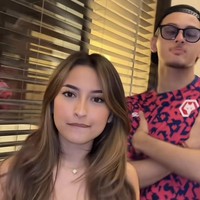 Sebelum menonton laga timnas, Jennifer Coppen dan Justin Hubner bikin video TikTok di akun masing-masing. “Preman on TikTok,” tulis Justin mengenai Jennifer dalam video ini. Foto: TikTok Justin Hubner