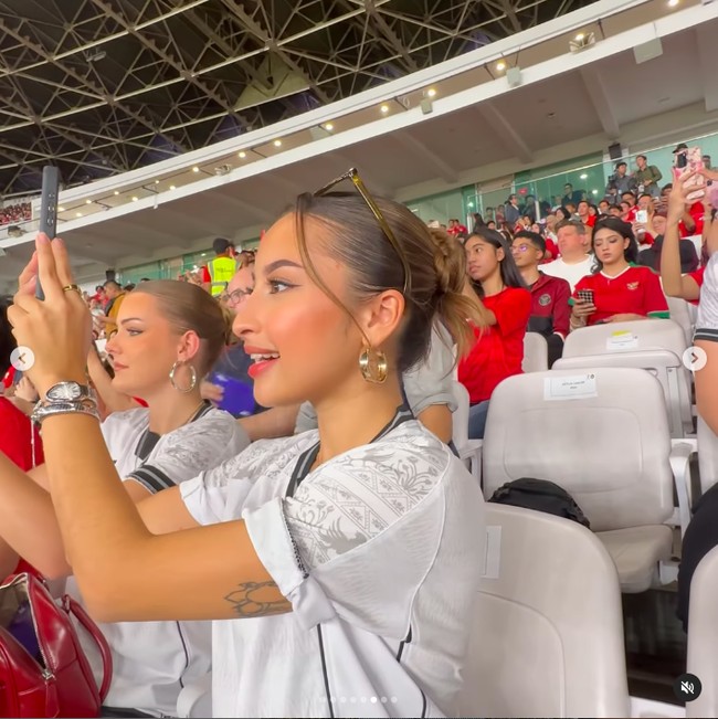Saat menonton Justin, Jennifer mengenakan jersey putih dengan lambang Garuda. Foto: Instagram Jennifer Coppen