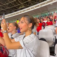 Saat menonton Justin, Jennifer mengenakan jersey putih dengan lambang Garuda. Foto: Instagram Jennifer Coppen