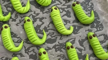 Bikin kue berbentuk ulet hijau yang menggoda mata. Foto: TikTok/fitriirahmadhanii26