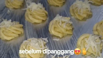 Kue sagu keju sebelum dipanggang. Foto: TikTok/fitriirahmadhanii26