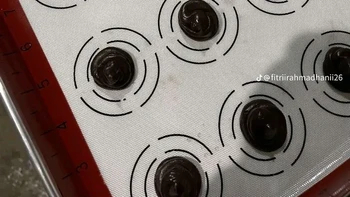 Ceritanya mau bikin kue cokelat. Foto: TikTok/fitriirahmadhanii26