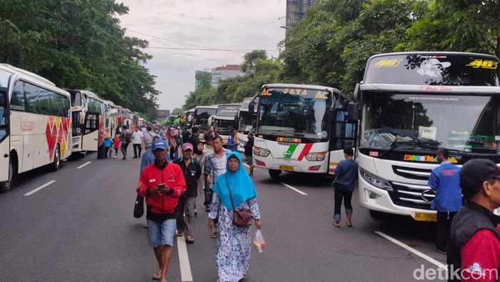 Khofifah berangkatkan ribuan pemudik gratis Khofifah berangkatkan ribuan pemudik gratis