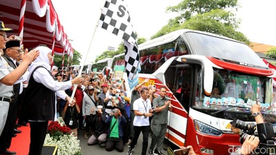 Khofifah Berangkatkan Ribuan Peserta Mudik Gratis