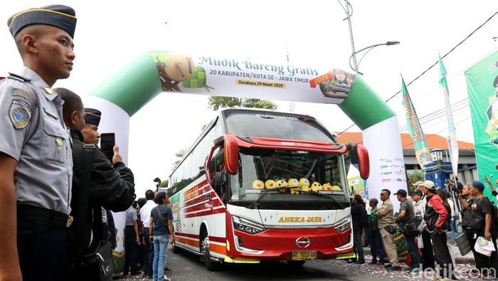Khofifah berangkatkan ribuan pemudik gratis Khofifah berangkatkan ribuan pemudik gratis