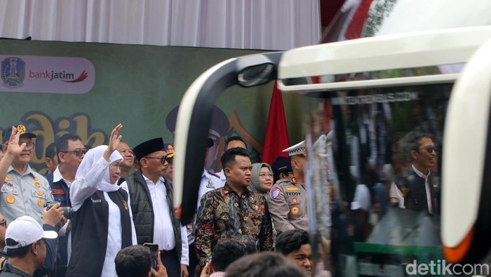 Khofifah berangkatkan ribuan pemudik gratis Khofifah berangkatkan ribuan pemudik gratis