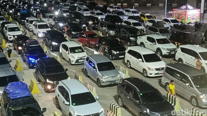 Kondisi antrean kendaraan pemudik di Pelabuhan Bakauheni Lampung.