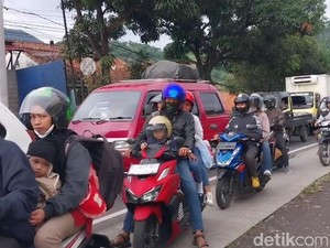 H-2 Lebaran, Kendaraan Pemudik Padati Jalur Limbangan