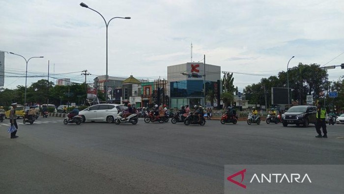 Kondisi lalu lintas di Jalur Pantura Kota Cirebon, Jawa Barat, pada H-2 Lebaran atau Sabtu (29/3/2025). (ANTARA/Fathnur Rohman)
