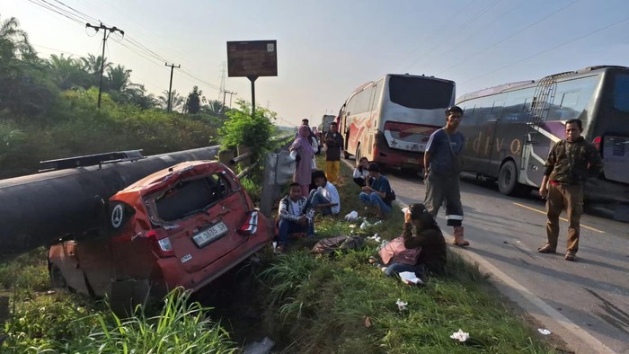 Kondisi mobil Calya usai ditabrak bus Bintang Utara dii Jalinsum, Rohil, Riau. (Dok. Istimewa)