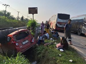Bus Bintang Utara Tabrak Calya di Rohil, Lintas Sumatera Sempat Tersendat