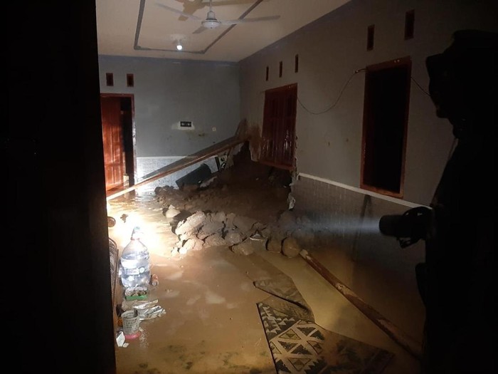 Kondisi rumah yang ambrol terkena tanah longsor di Girimulyo, Kulon Progo, Jumat (28/3/2025).