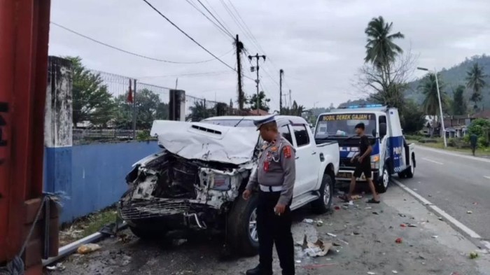 Kondisi salah satu kendaraan yang terlibat kecelakaan beruntun di Batang Anai, Kabupaten Padang Pariaman, Sumatera Barat. (Dok. Sat Lantas Polres Padang Pariaman)