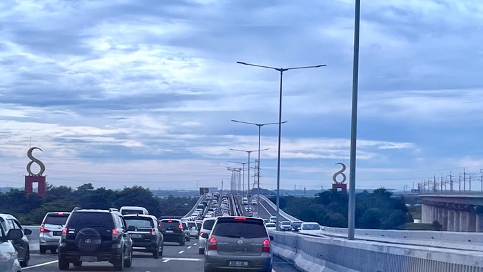 Puncak arus mudik masih terjadi pada pagi H-2 Lebaran 2025. Sejumlah titik di Tol Cikampek dan Jalan Layang Tol Sheikh Mohammed Bin Zayed (MBZ) arah timur mengalami kepadatan lalu lintas (lalin), Sabtu (29/3/2025).