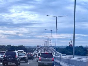 Puncak Mudik, Lalin Tol MBZ Arah Cikampek Padat Pagi Ini