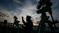 Kepala Observatorium Assalam Sugeng Riyadi mengamati posisi hilal menggunakan teleskop di Observatorium Pondok Pesantren Modern Islam (PPMI) Assalaam, Pabelan, Kartasura, Sukoharjo, Jawa Tengah, Sabtu (29/3/2025). Pengamatan posisi hilal untuk menentukan 1 Syawal 1446 Hijriah tersebut belum berhasil terlihat karena posisi hilal masih negatif dibawah ufuk. ANTARA FOTO/Mohammad Ayudha
