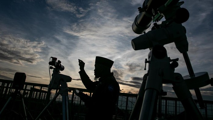 Kepala Observatorium Assalam Sugeng Riyadi mengamati posisi hilal menggunakan teleskop di Observatorium Pondok Pesantren Modern Islam (PPMI) Assalaam, Pabelan, Kartasura, Sukoharjo, Jawa Tengah, Sabtu (29/3/2025). Pengamatan posisi hilal untuk menentukan 1 Syawal 1446 Hijriah tersebut belum berhasil terlihat karena posisi hilal masih negatif dibawah ufuk. ANTARA FOTO/Mohammad Ayudha/wpa.
