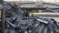 Pusat gempa berada sekitar 17,2 km (10,7 mil) dari kota Mandalay, kota terbesar kedua di Myanmar, yang berpenduduk sekitar 1,5 juta jiwa. REUTERS/Athit Perawongmetha