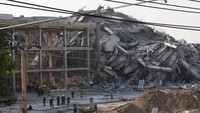 Survei Geologi Amerika Serikat (USGS) mengatakan gempa yang menghancurkan gedung tersebut berkekuatan 7,7 skala Richter dan pada kedalaman 10 km (6,2 mil). Gempa tersebut diikuti oleh gempa susulan yang kuat. REUTERS/Athit Perawongmetha