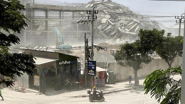 Luluh Lantak Gedung di Thailand Diguncang Gempa Dahsyat Rescuers work at the site of a collapsed building after the tremors of a strong earthquake that struck central Myanmar on Friday affected Bangkok, Thailand, March 28, 2025. REUTERS/Ann Wang