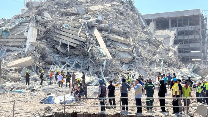 Luluh Lantak Gedung di Thailand Diguncang Gempa Dahsyat Rescuers work at the site of a collapsed building after the tremors of a strong earthquake that struck central Myanmar on Friday affected Bangkok, Thailand, March 28, 2025. REUTERS/Ann Wang