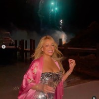 Sedangkan dalam postingan di TikTok, Mariah Carey tampak menikmati ultah di pantai mengenakan dress sekuin silver yang sama. Saat menonton kembang api di malam hari, ia memadukannya dengan kimono pink. Foto: TikTok Mariah Carey