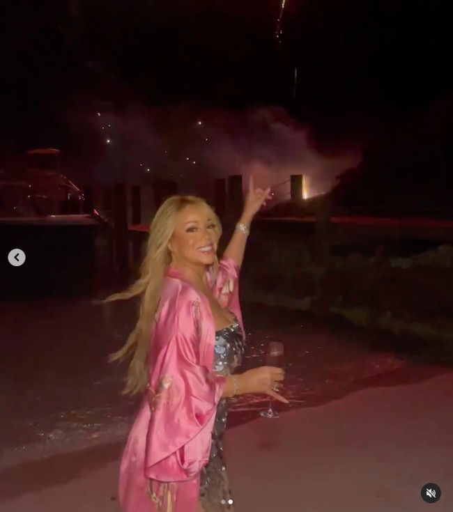 Di kolom komentar, banyak netizen tidak percaya video itu diambil pada 2025. “Apakah dia kembali ke 2001 untuk merekam ini?” “Mimi seperti usia 25,” “Mariah tidak menua seperti musiknya,” “Seperti kembali ke era Glitter,” tulis netizen. Foto: TikTok Mariah Carey