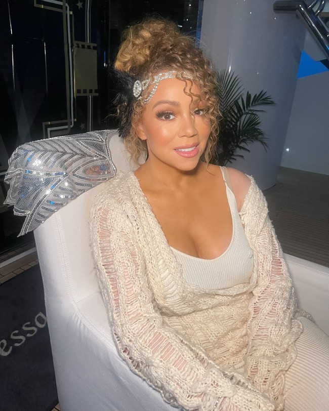 ‘Anniversary week’ Mariah Carey dimulai beberapa hari lalu di mana pelantun ‘All I Want for Christmas is You’ tersebut mengunggah fotonya dengan riasan vintage. Di kolom komentar, banyak penggemar menyebut penampilannya tidak berubah. Foto: Instagram @mariahcarey