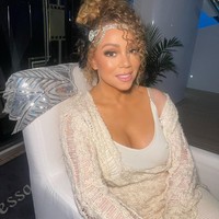 ‘Anniversary week’ Mariah Carey dimulai beberapa hari lalu di mana pelantun ‘All I Want for Christmas is You’ tersebut mengunggah fotonya dengan riasan vintage. Di kolom komentar, banyak penggemar menyebut penampilannya tidak berubah. Foto: Instagram @mariahcarey