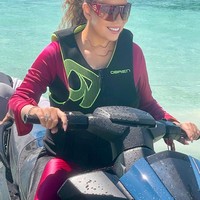 Sehari sebelum ulang tahunnya, Mariah membagikan foto saat bermain jet ski. Tampaknya, ibu dari sepasang anak kembar tersebut menghabiskan waktu bersama orang-orang terdekat untuk merayakan ulang tahun di pantai. Foto: Instagram @mariahcarey