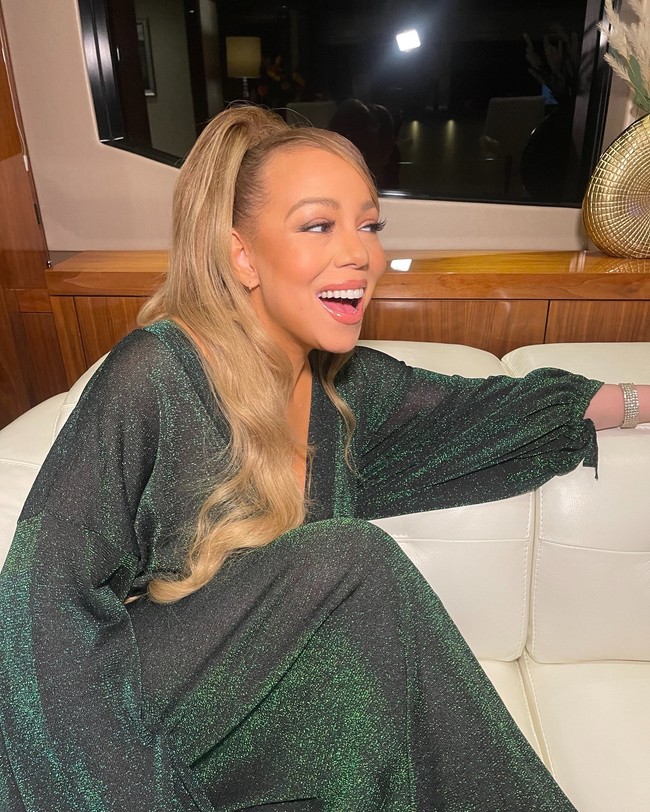 Dalam foto lain, wanita yang digosipkan sedang dekat dengan rapper Anderson Paak tersebut mengunggah gaya lainnya megenanakan dress ber-glitter. Kali ini Mariah tampil dengan gaya ‘ponytail’ tinggi yang khas. Foto: Instagram @mariahcarey