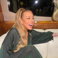 Dalam foto lain, wanita yang digosipkan sedang dekat dengan rapper Anderson Paak tersebut mengunggah gaya lainnya megenanakan dress ber-glitter. Kali ini Mariah tampil dengan gaya ‘ponytail’ tinggi yang khas. Foto: Instagram @mariahcarey