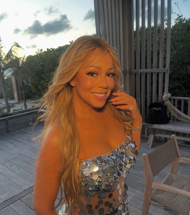 Foto terakhir yang diunggahnya dalam rangka minggu ulang tahun adalah ketika Mimi mengenakan dress bertabur sequin silver. Banyak orang menyebut wanita tersebut tidak menua karena masih terlihat seperti saat bermain film ‘Glitter’ yang rilis pada 2001. Foto: Instagram @mariahcarey