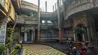Pengunjung yang datang ke masjid ini tidak dipungut biaya, alias gratis. Dalam sejarahnya, peletakan batu pertama dilakukan pada 1987 dan masih semi permanen hingga 1992. Foto: Getty Images