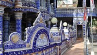 Masjid Tiban Malang ini adalah sebuah pondok pesantren bernama Salafiah Bihaaru Bahri Asali Fadlaailir Rahmah. Masjid ini memiliki sentuhan ornamen khas Turki, India, Rusia dan Mesir. Foto: Getty Images