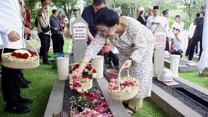 Megawati Soekarnoputri ziarah ke makam Taufiq Kiemas hingga Fatmawati