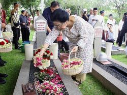 Megawati, Puan hingga Prananda Nyekar ke Makam Taufiq Kiemas dan Fatmawati