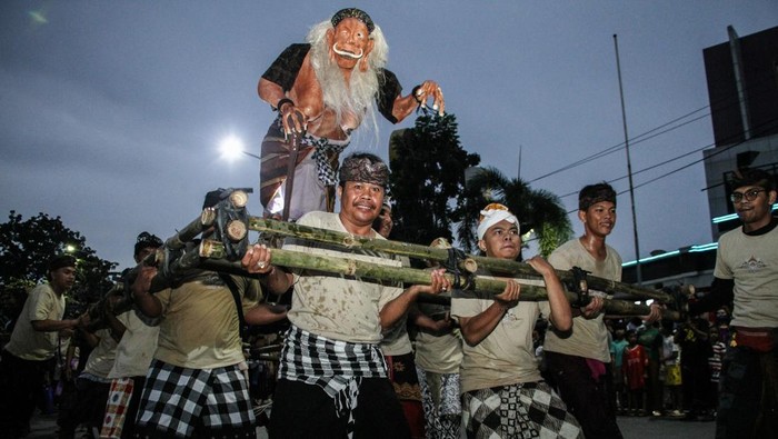 Umat Hindu mengarak ogoh-ogoh saat pawai di Jalan Bundaran Besar, Palangka Raya, Kalimantan Tengah, Jumat (28/3/2025). Pawai tersebut menampilkan sebanyak delapan ogoh-ogoh yang digelar dalam rangka menyambut Hari Raya Nyepi Tahun Baru Saka 1947. ANTARA FOTO/Auliya Rahman/agr