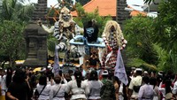 Umat Hindu mengarak ogoh-ogoh seusai upacara Tawur Agung Kesanga di Pura Jala Siddhi Amertha, Juanda, Sidoarjo, Jawa Timur, Jumat (28/3/2025). Upacara Tawur Agung Kesanga dan pawai ogoh ogoh tersebut untuk menyucikan alam semesta dan jiwa raga dari segala bentuk perbuatan buruk di masa lalu dan merupakan rangkaian dari Hari Raya Nyepi Tahun Baru Saka 1947. ANTARA FOTO/Umarul Faruq 