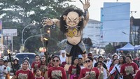 Umat Hindu mengarak ogoh-ogoh saat pawai budaya di Samarinda, Kalimantan Timur, Jumat (28/3/2025). Pawai ogoh-ogoh yang diikuti ratusan umat Hindu dari Samarinda dan sekitarnya itu merupakan rangkaian dalam perayaan Hari Raya Nyepi Tahun Baru Saka 1947. ANTARA FOTO/M Risyal Hidayat 
