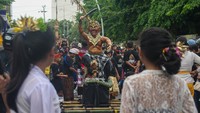 Umat Hindu mengarak ogoh-ogoh di Kota Kupang, Nusa Tenggara Timur, Jumat (28/3/2025). Pawai yang menampilkan lima ogoh-ogoh besar dan dua ogoh-ogoh kecil itu di gelar dalam rangka menyambut Hari Raya Nyepi Tahun Baru Saka 1947. ANTARA FOTO/Mega Tokan