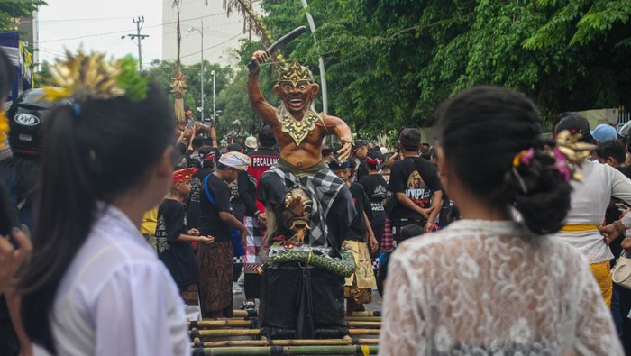 Melihat Pawai Ogoh-ogoh Rayakan Nyepi di Berbagai Daerah Umat Hindu mengarak ogoh-ogoh di Kota Kupang, Nusa Tenggara Timur, Jumat (28/3/2025). Pawai yang menampilkan lima ogoh-ogoh besar dan dua ogoh-ogoh kecil itu di gelar dalam rangka menyambut Hari Raya Nyepi Tahun Baru Saka 1947. ANTARA FOTO/Mega Tokan/sgd/agr