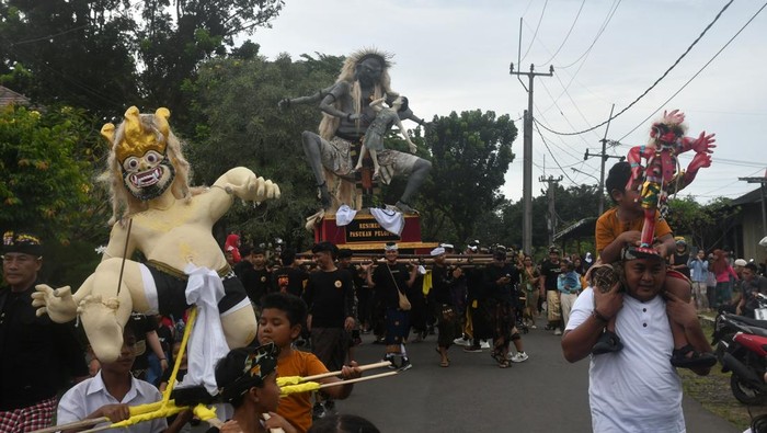 Melihat Pawai Ogoh-ogoh Rayakan Nyepi di Berbagai Daerah Umat Hindu mengarak ogoh-ogoh saat pawai di komplek Mako Korps Brimob, Kedung Halang, Kota Bogor, Jawa Barat, Jumat (28/3/2025). Pawai ogoh-ogoh yang diikuti umat Hindu di Kota Bogor tersebut digelar dalam rangka menyambut Hari Raya Nyepi Tahun Baru Caka 1947. ANTARA FOTO/Arif Firmansyah/agr