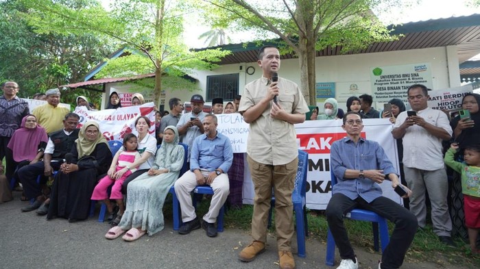 Menteri Transmigrasi M Iftitah Sulaiman Suryanagara