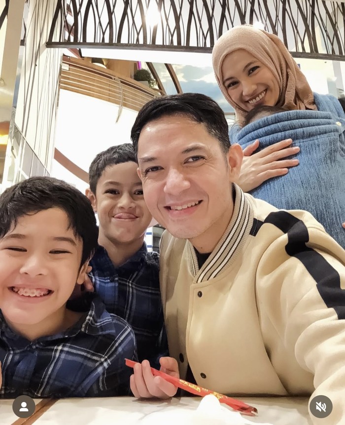 Momen Hangat Alyssa Soebandono dan Dude Herlino Saat Makan Bersama