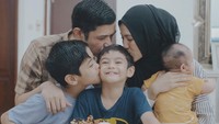 Pasangan yang menikah tahun 2014 ini memang kompak. Mereka senang membagikan momen bahagia bersama, termasuk saat makan. Foto: Instagram @ichasoebandono / @dude2herlino