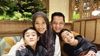 Ini salah satu momen ketika pasangan artis yang dikaruniai tiga anak itu makan bersama di restoran. Uniknya, tujuan mereka ke restoran untuk makan gemblong. Foto: Instagram @ichasoebandono / @dude2herlino