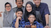 Momen bahagia juga terpancar dari pasangan harmonis ini. Kali ini Dude, Alyssa, dan anak-anaknya memberi kejutan kue ulang tahun untuk ayahnya. Foto: Instagram @ichasoebandono / @dude2herlino