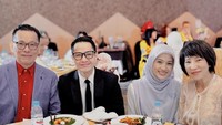 Kali ini pasangan yang sudah menikah selama 11 tahun itu makan malam bersama pemilik Roti’O. Tampaknya mereka menikmati masakan China. Foto: Instagram @ichasoebandono / @dude2herlino